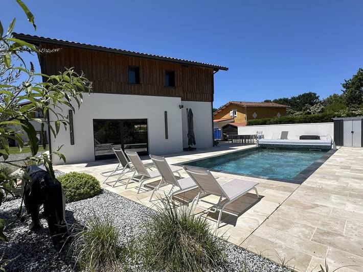 Gîte pour 6 personnes, avec terrasse ainsi que jardin et piscine à Biscarrosse