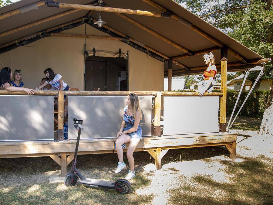 Camping Le Château - Safarizelt 5 personen - Lodge Kenya Confort 35m² 2 Zimmer + Überdachte Terrasse 4/5 Pers. in Hauterives, Valence und Umgebung