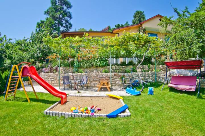 Location de vacances pour 5 personnes, avec jardin ainsi que piscine et jacuzzi, adapté aux familles en Bulgarie - 2
