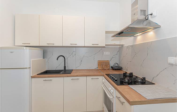 Ganze Ferienwohnung, Gemütliche Wohnung mit Terrasse, WLAN und 900 m zum Strand in Vodice, Šibenik-Knin