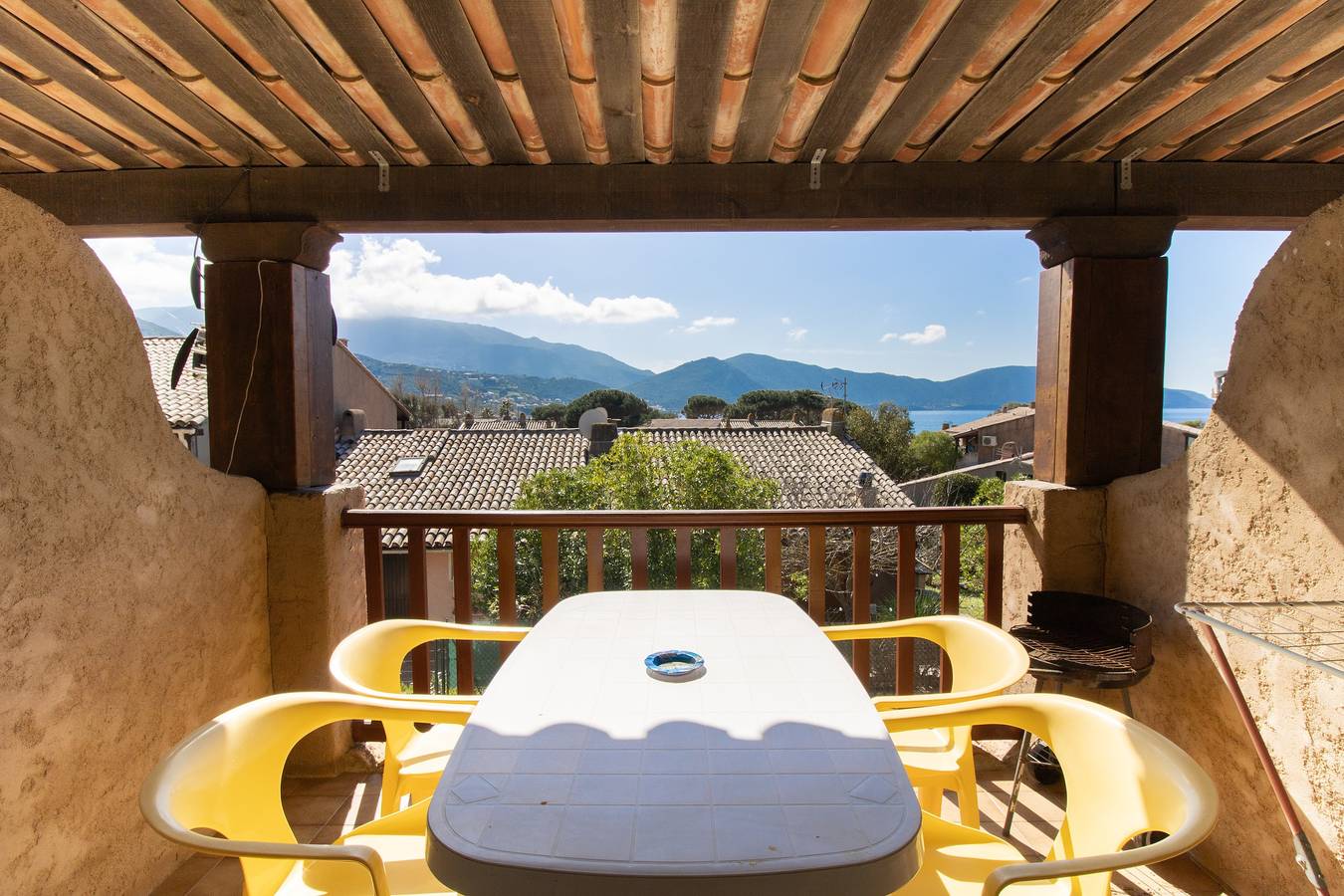 Appartement entier, Appartement « Le Cinque » avec vue mer, Wi-Fi et climatisation in Appietto, Région d'Ajaccio