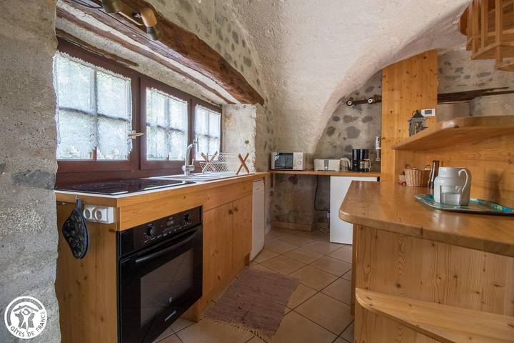 Gîte de charme avec terrasse et parking, à 300 m de Parent in Parent, Parc Naturel Régional Livradois-Forez