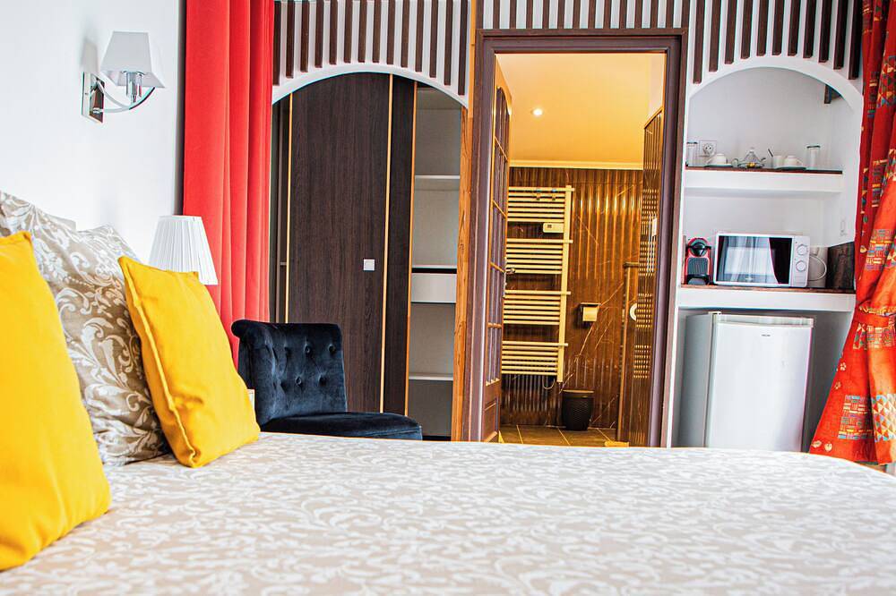 Luxury studio-style room across from the pool with a private terrace in Fourques, Costa mediterránea (Francia)