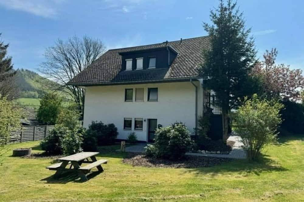 Ganze Wohnung, Geräumige und gemütliche Wohnung in Winterberg-Elkeringhuizen, Balkon und großen Garten in Elkeringhausen, Winterberg