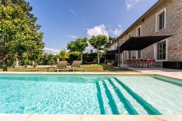 Location de vacances pour 14 personnes, avec piscine ainsi que jardin et balcon à Dardilly