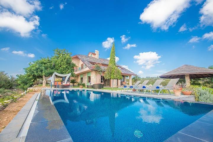 Holiday home for 10 people, with garden and pool as well as balcony in Cyprus