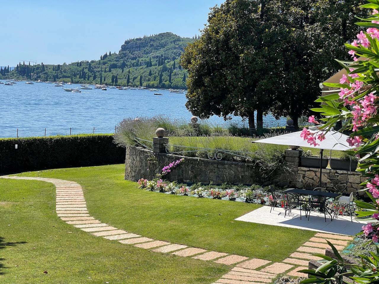 Appartamento intero, Appartamento 'Alessandra' con vista lago, Wi-Fi e aria condizionata in Corno (Garda), Garda