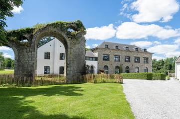 Maison d’hôte pour 14 personnes, avec vue ainsi que jardin et sauna à Couvin