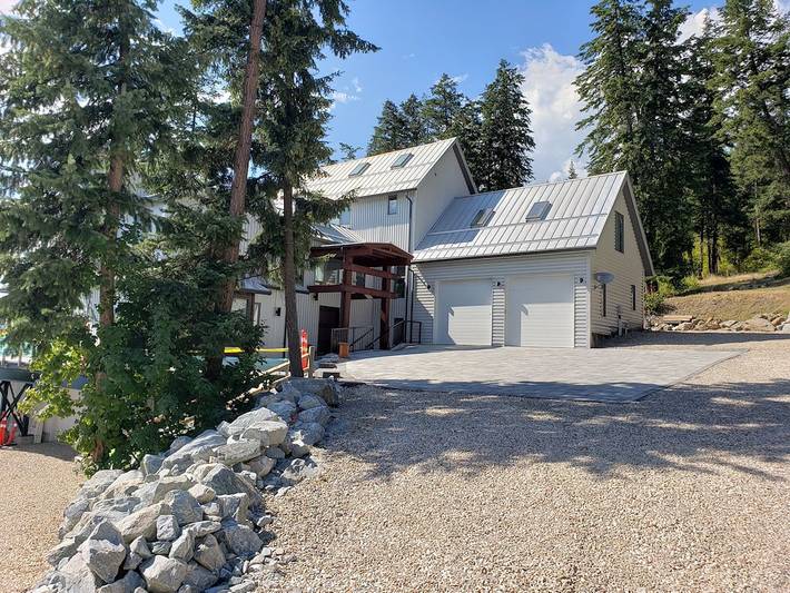 Vacation rental for 8 people, with garden in Shuswap Lake