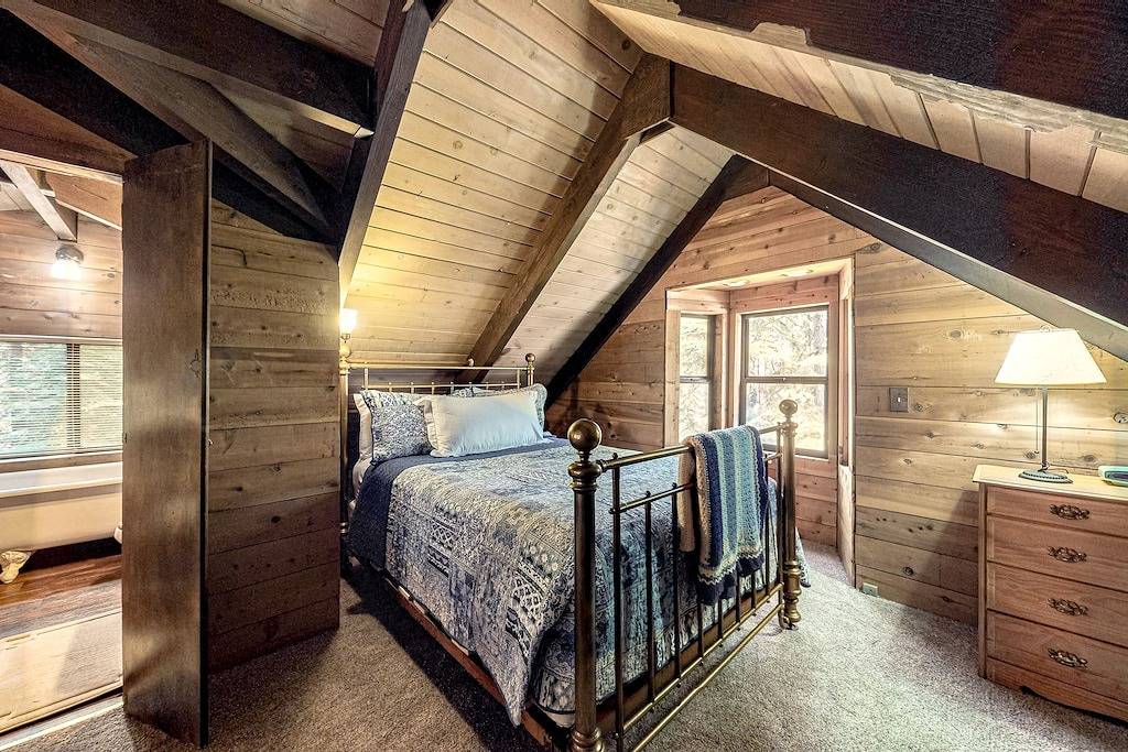 Quiet A-frame cabin near town with forest views & high-speed Wifi - dog-friendly in Meyers (CA), El Dorado County