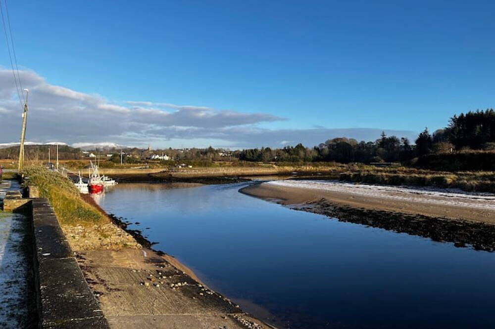 *Walk to Beach | Spacious & Clean | Ocean Views* in Donegal, County Donegal