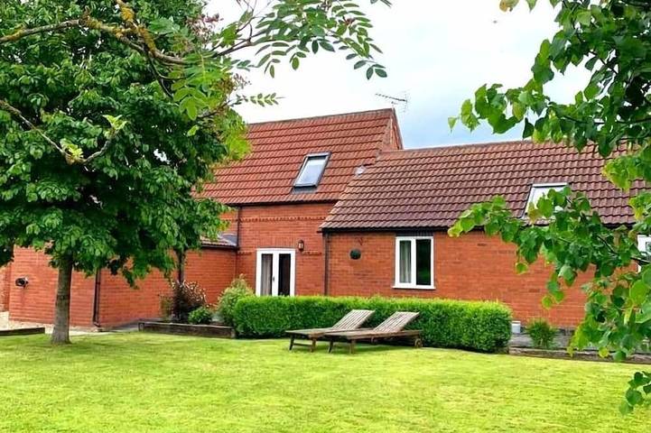 Vacation rental for 6 people, with yard in England