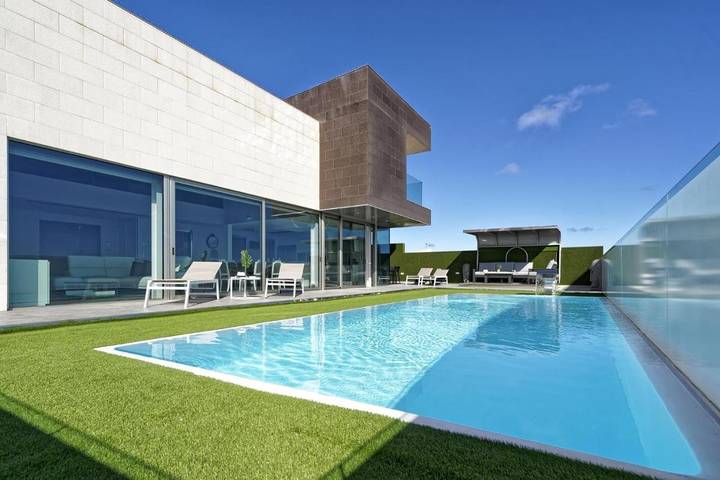 Ferienhaus für 8 Personen, mit Balkon und Whirlpool sowie Terrasse und Garten