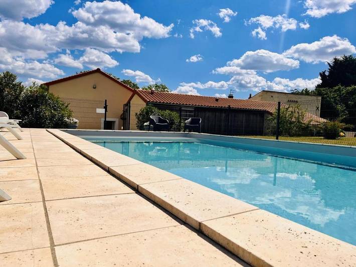 Location de vacances pour 6 personnes, avec piscine et jardin, animaux acceptés à Beaumont (Vienne)