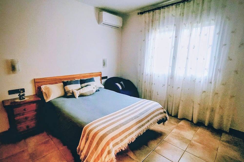 House in a quiet area with views of the old town of Pals in Pals, Costa Brava