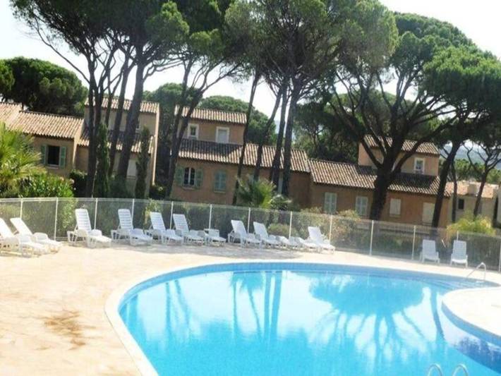 Appartement de vacances pour 7 personnes, avec piscine ainsi que terrasse et jardin