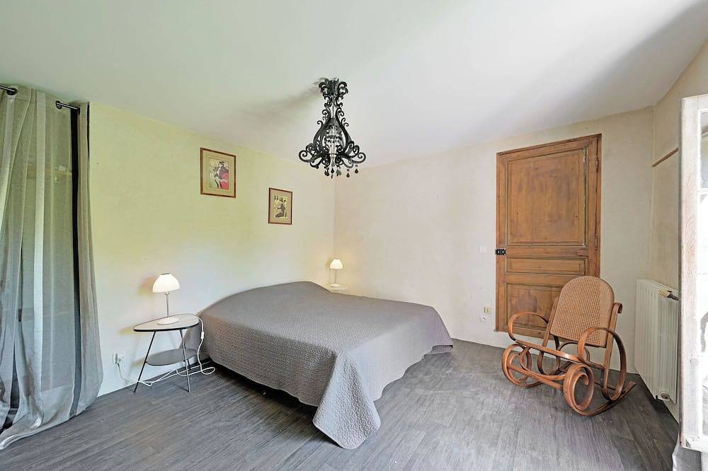 Provencal house with swimming pool and large fenced garden in Le Thor, Vaucluse