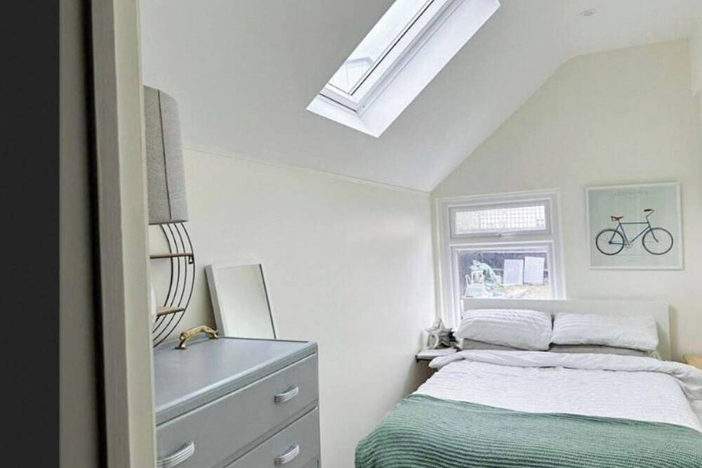 3 Bed Home - Sleeps 6, Garden, Pets, Free Parking in Guildford, Surrey