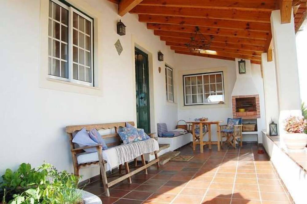 Maison de vacances confortable dans la vieille ville de Saõ Martinho, loin de la foule in Praia de São Martinho do Porto, São Martinho do Porto