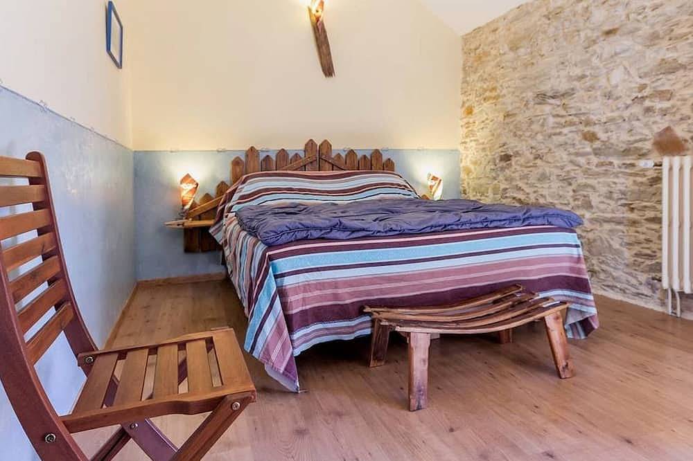 Chambre rustique avec lit king-size, cheminée, petit-déjeuner et équipements pour enfants à Bouvron in Bouvron, Région de Châteaubriant