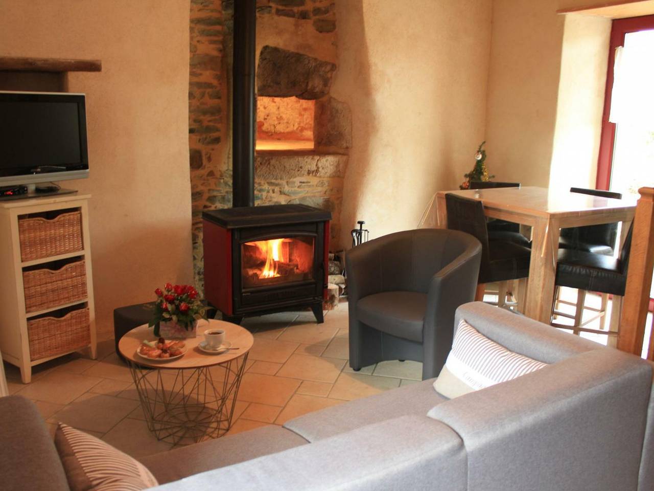 Charming Countryside Home with Heated Pool, Spa, and Farm Experience in Savigny (Manche), Coutances