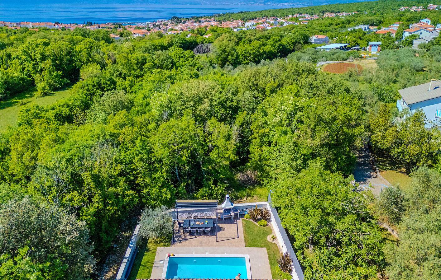 Geräumige 2-Zimmer-Wohnung mit Pool, WLAN und 2 km entferntem Strandzugang in Malinska-Dubašnica, Krk