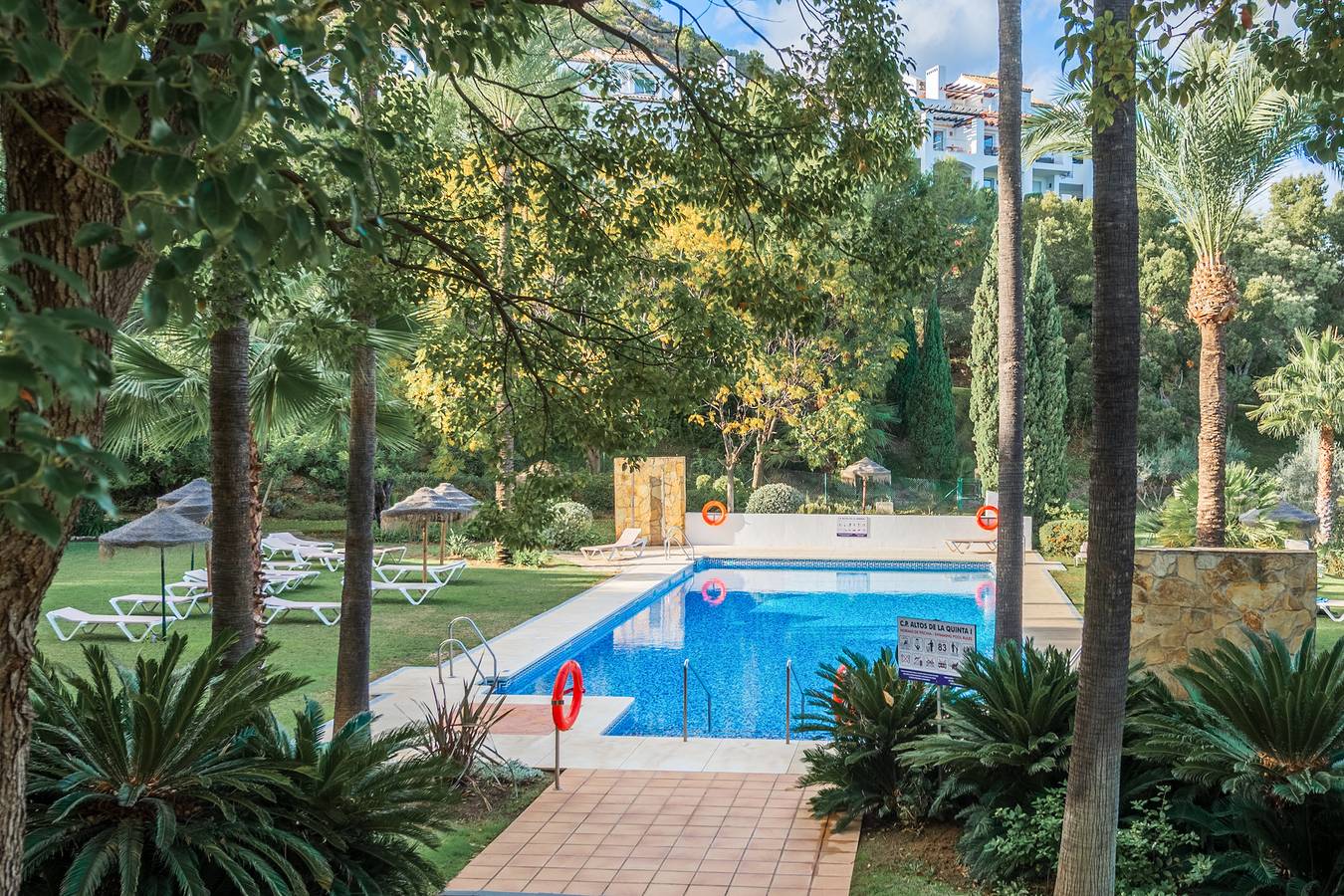 Apartamento entero, Apartamento 'La Quinta Golf' con vistas al mar, Wi-Fi y aire acondicionado in El Castillo de la Heredia, Benahavís