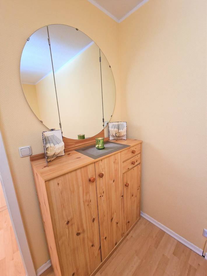 Apartamento entero, Die umgebaute Wohnung mit getrenntem Schlafzimmer (mit Tür) ist komplett mit Laminat ausgelegt. in Heiligenhafen, Distrito de Holstein Oriental