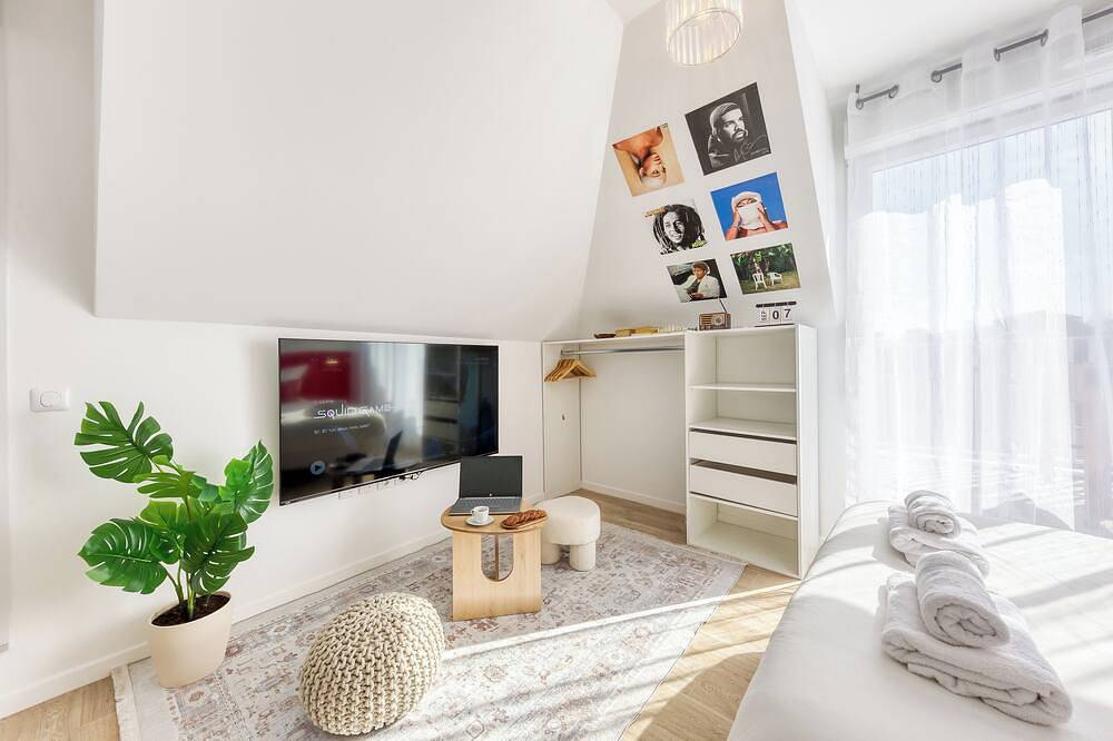 Entire apartment, Bauhaus Suite. Near Paris 5 min. Terrace. Netflix. in Bobigny, Seine-Saint-Denis