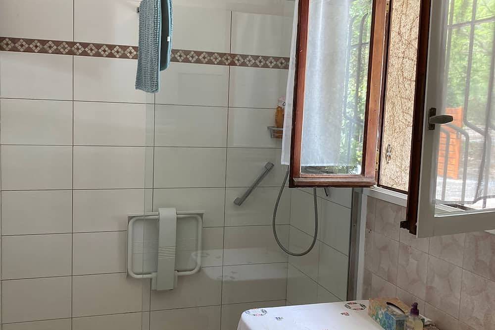 Family home within walking distance of the village in Peymeinade, Cannes region