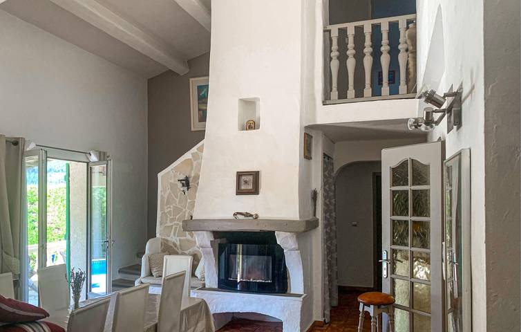 Geräumige 135 m² große Wohnung mit Pool und Terrasse, 300 m vom Zentrum von Bagnols-en-Forêt entfernt in Bagnols-en-Forêt, Mittelmeerküste (Frankreich)