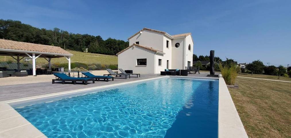 Location de vacances pour 8 personnes, avec piscine ainsi que vue et jardin à Vouneuil-sur-Vienne