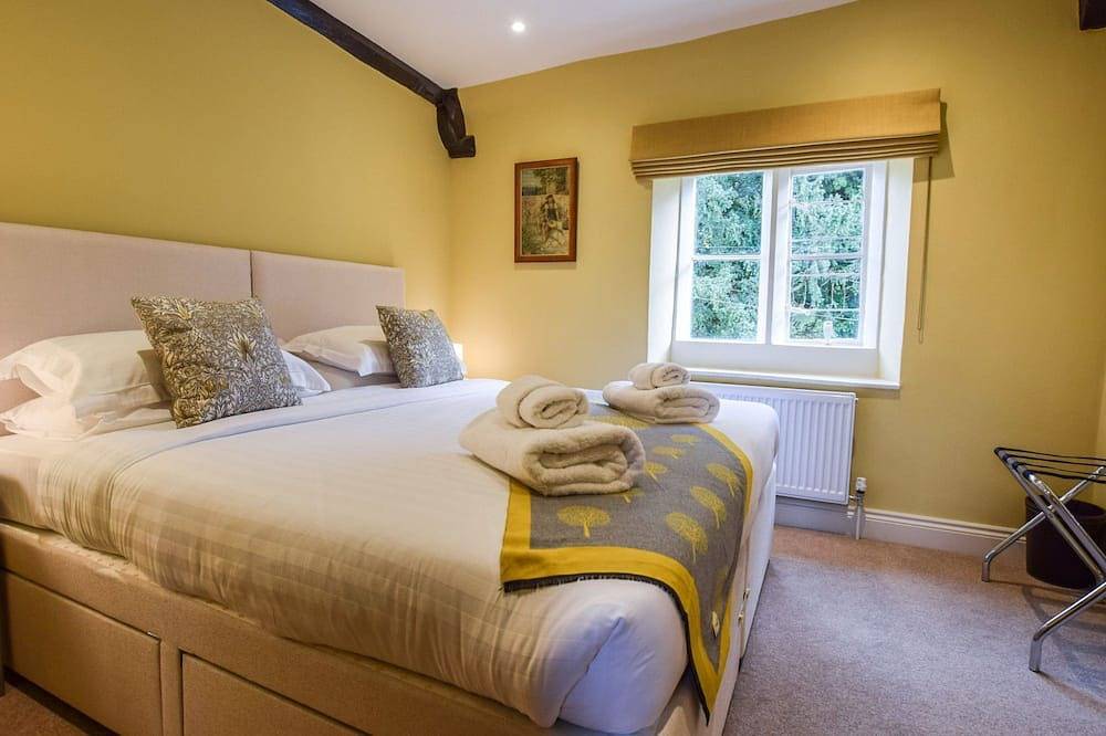 A sudeley castle cottage that sleeps 8 guests  in 4 bedrooms in Winchcombe, Gloucestershire