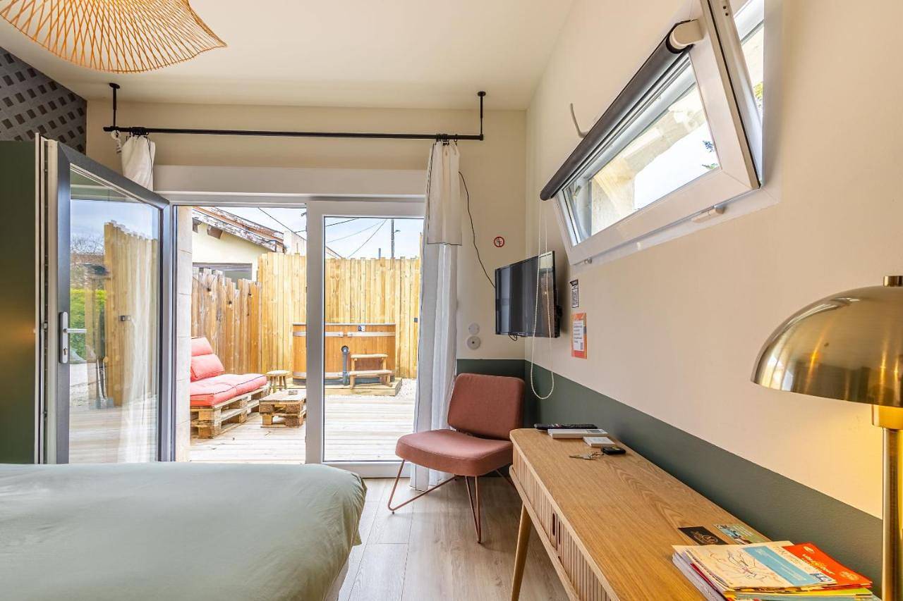 2 hébergements un studio avec jacuzzi privatif et une chambre indépendante avec salle de bains in Mérignac, Région de Bordeaux