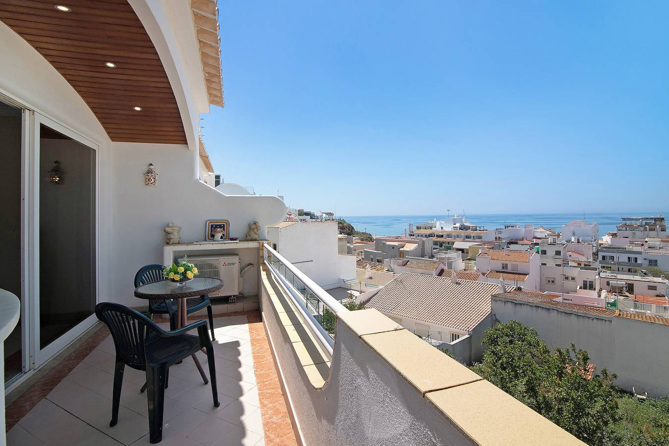 Hel lägenhet, Apartment Paradis Bleu with Sea View, Shared Pool, Wi-Fi & A/C in Albufeira, Faro distrikt