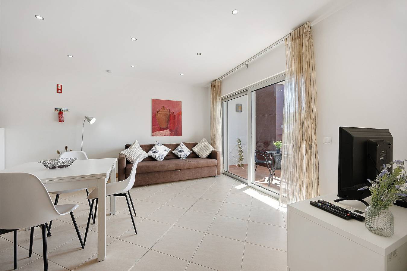 Casa de vacaciones 'Daniel's House' con piscina compartida, Wi-Fi y aire acondicionado in São Sebastião, Lagos