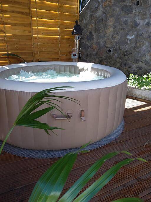 Maison de vacances pour 4 personnes, avec piscine ainsi que terrasse et jacuzzi