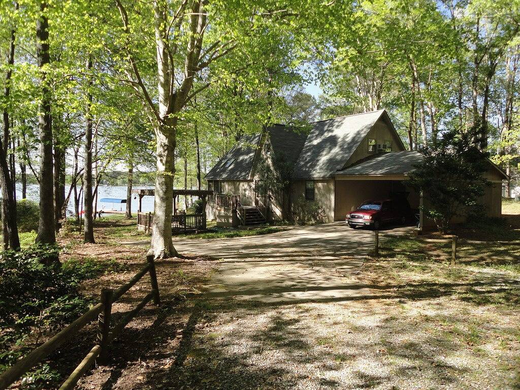 Abgelegener A-Frame in der Nähe von Marina @Family & Pet-Friendly Oconee! Dock! Kanu! Whirlpool! in Lake Oconee