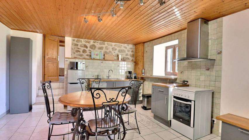 Gîte 'Joannet' avec vue sur la montagne, terrasse privée et Wi-Fi in Lamastre, Région de Tournon-sur-Rhône