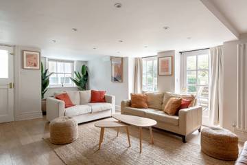 Log Cabin for 20 People in The Cotswolds, South West England, Photo 4