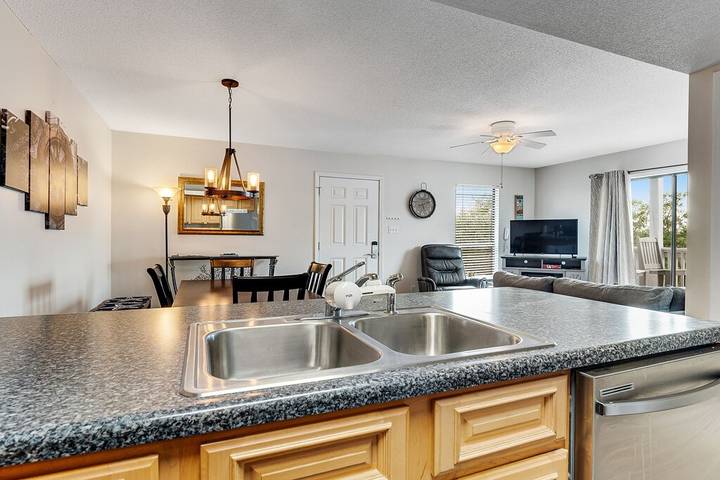 Vacation apartment for 4 people, with balcony and pool in Alabama