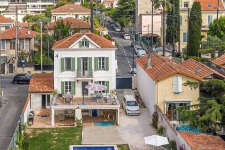 Villa pour 10 personnes, avec jardin ainsi que terrasse et piscine à Vallauris