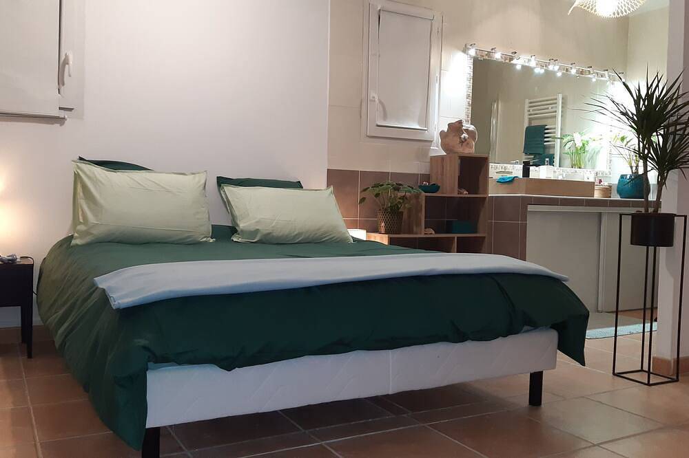 Contemporary villa with panoramic view of the Sainte Victoire. in Cadolive, Marsella region