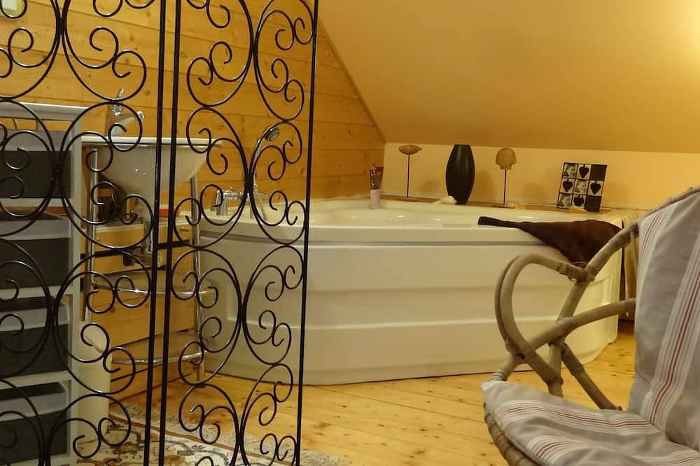 Appartement entier, Logement privé,calme dans maison d'architecte avec piscine, spa, jardin privé in Soucelles, Région d'Angers