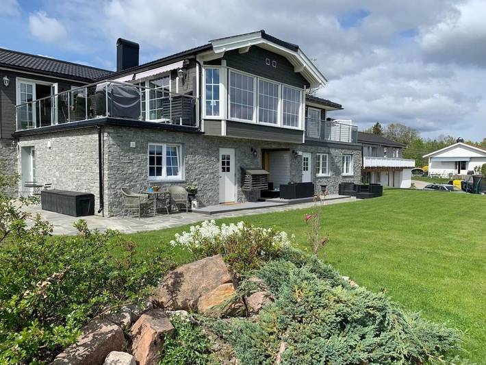 Ferienwohnung für 4 Personen, mit Terrasse und Garten sowie Seeblick und Ausblick