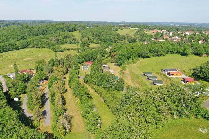 Camping pour 4 personnes, avec Jacuzzi et Terrasse ainsi que Jardin et Piscine