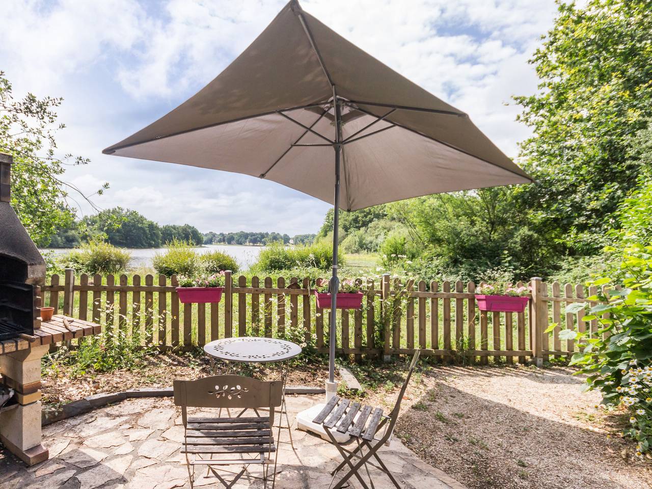 Ferienhaus am See mit eingezäuntem Garten, Kamin und Wlan in Joué-sur-Erdre in Vioreausee, Joué-sur-Erdre