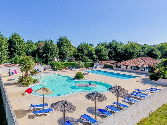 Camping pour 6 personnes, avec piscine ainsi que jardin et vue