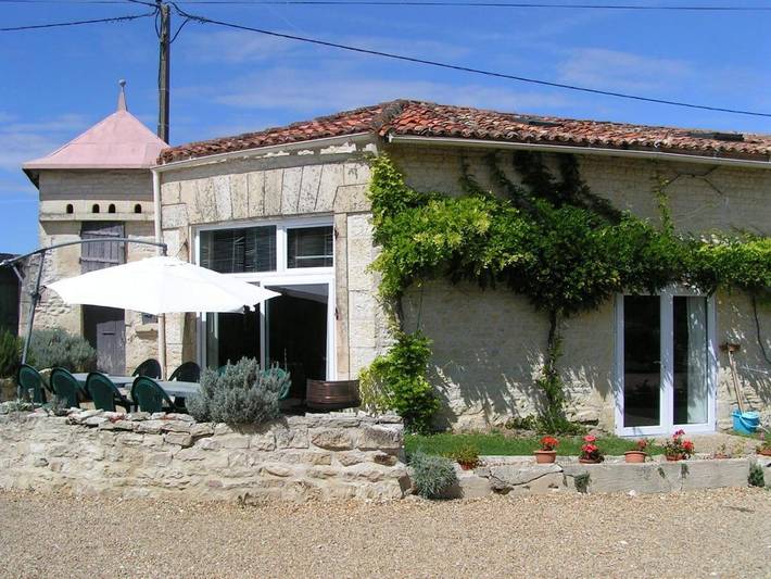 Gîte pour 7 personnes, avec terrasse ainsi que jardin et piscine, animaux acceptés