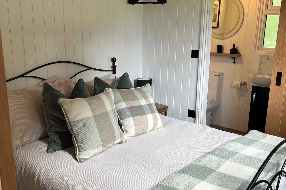 Modern Shepherds Hut in Dorset, near New Forest & Beaches, Dog friendly in Dorset